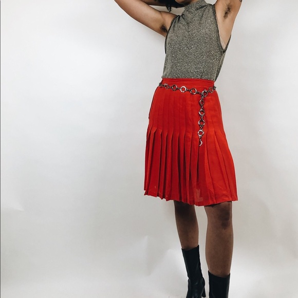 Red Escada pleated wool skirt - Picture 3 of 9